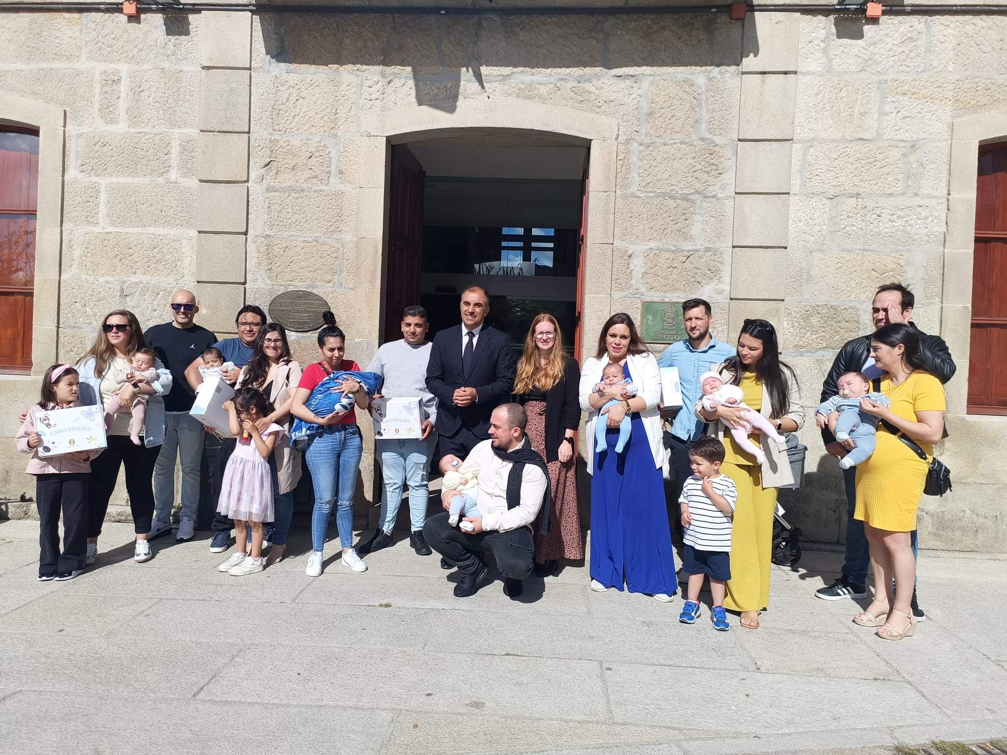 Ángel Moldes entrega la Caixa Benvida a trece bebés