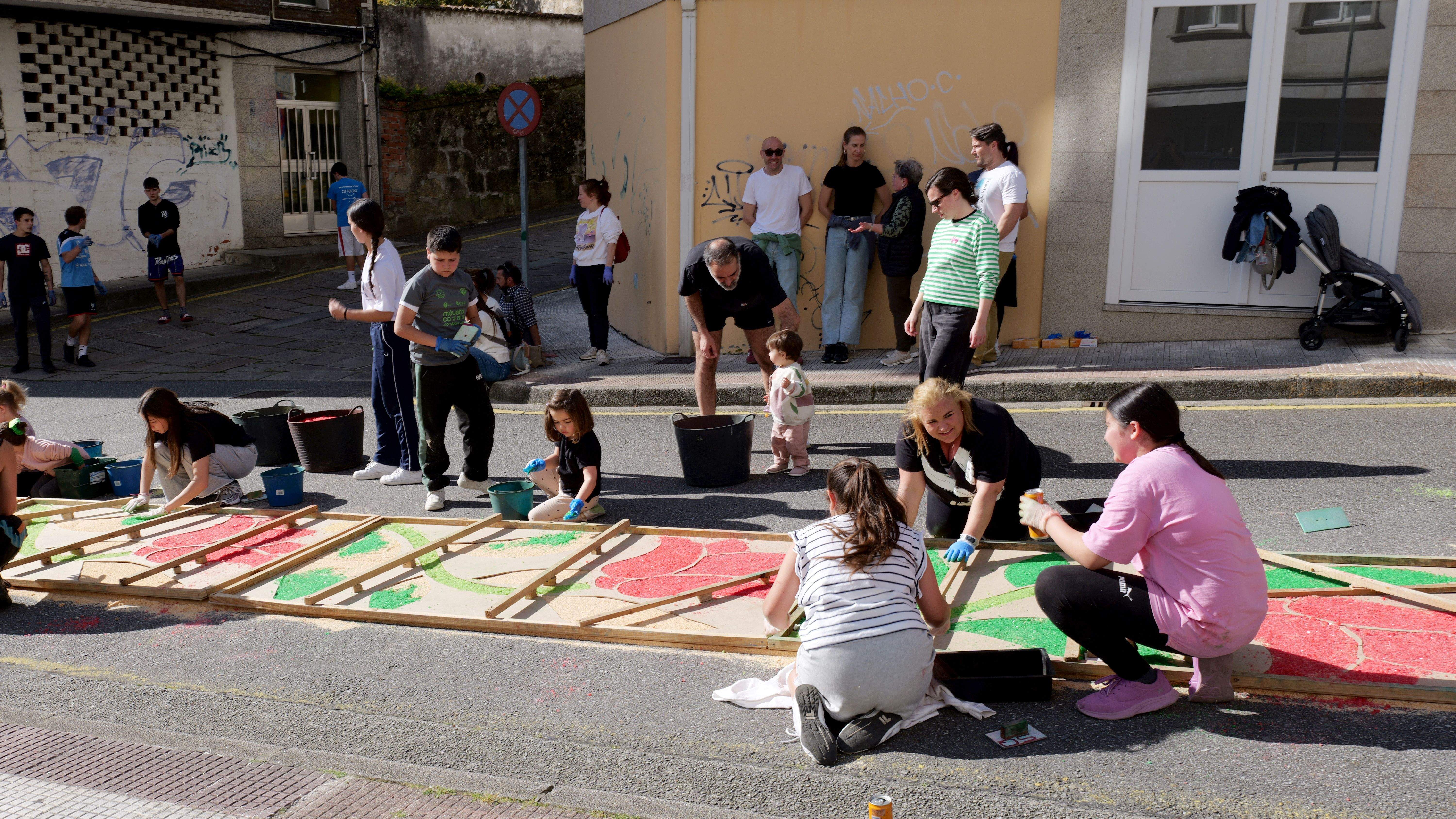 Preparación da alfombra do Viático dos veciños de Campo da Torre Preparación da alfombra do Viático dos veciños de Campo da Torre