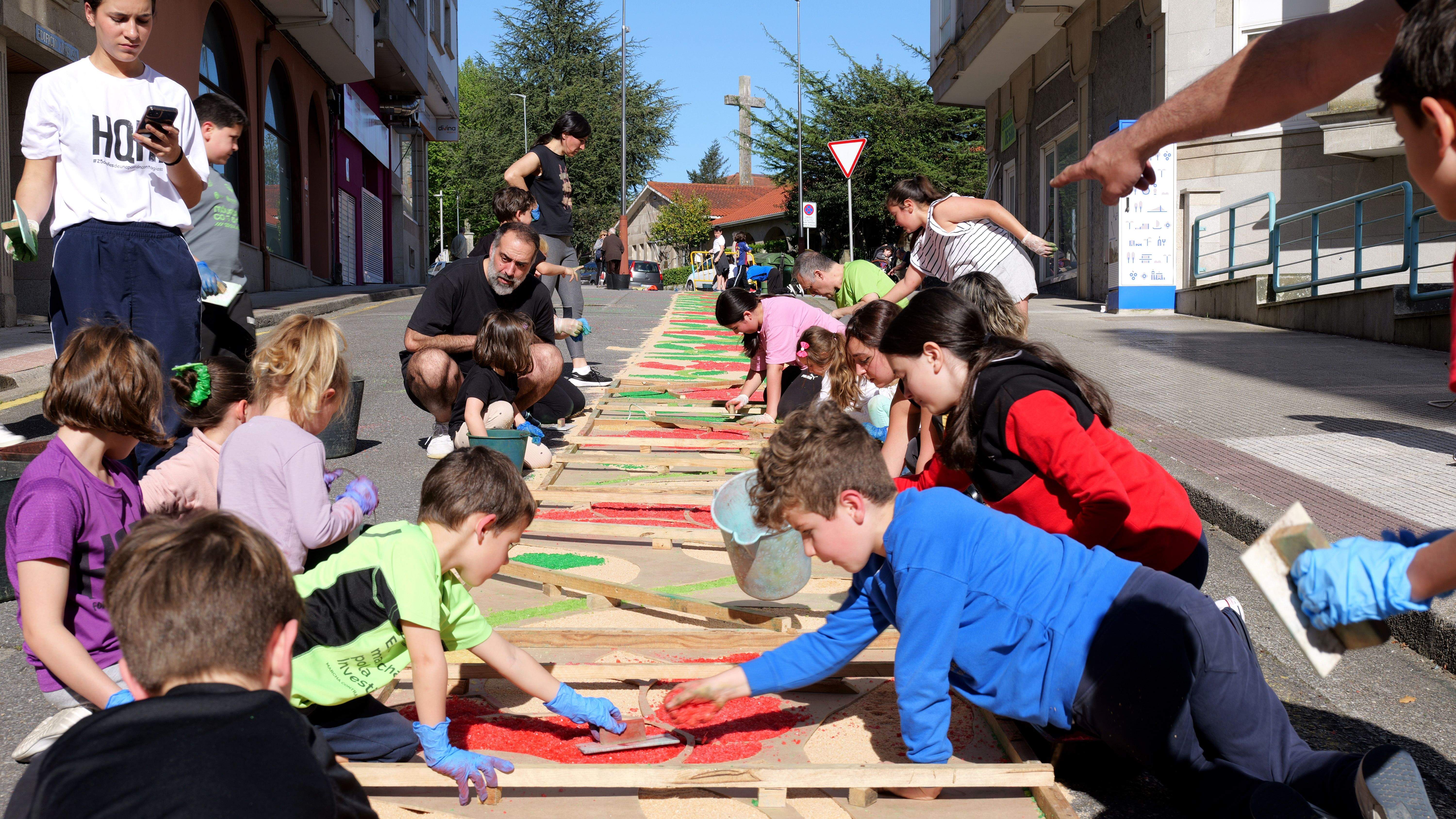 Preparación da alfombra do Viático dos veciños de Campo da Torre