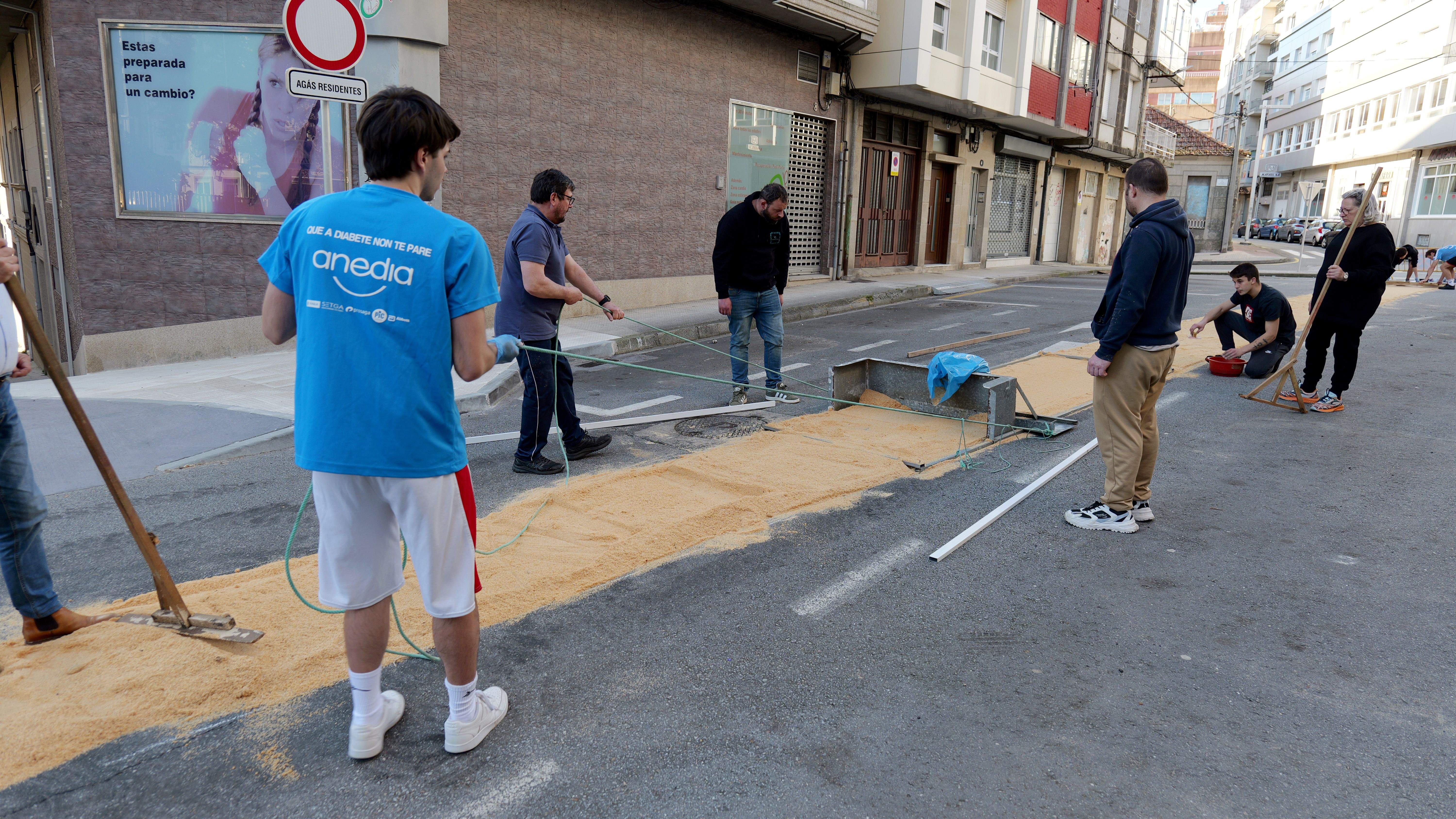 Preparación da alfombra do Viático dos veciños de Campo da Torre Preparación da alfombra do Viático dos veciños de Campo da Torre