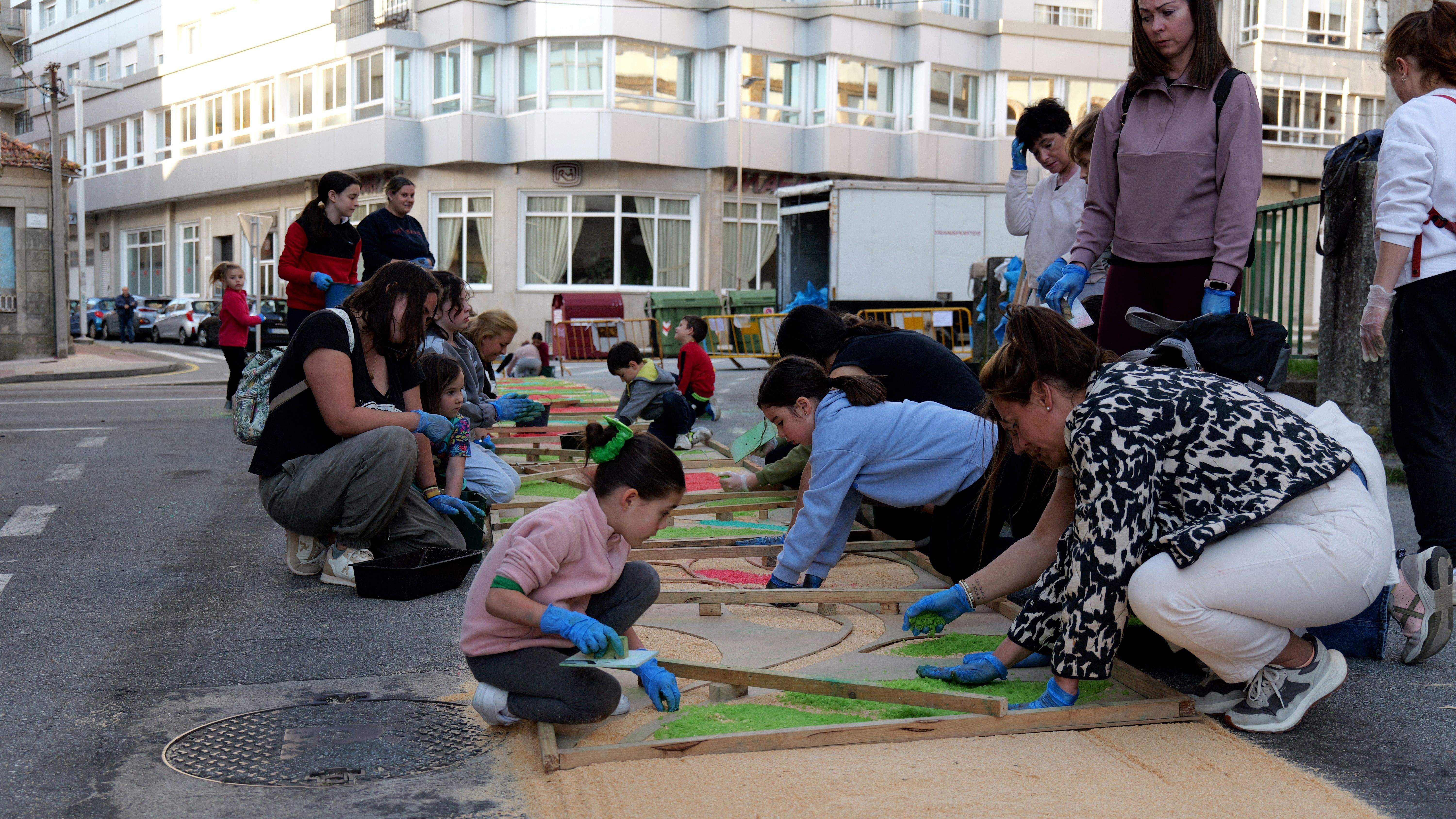 Preparación de la alfombra del Viático de los vecinos de Campo da Torre