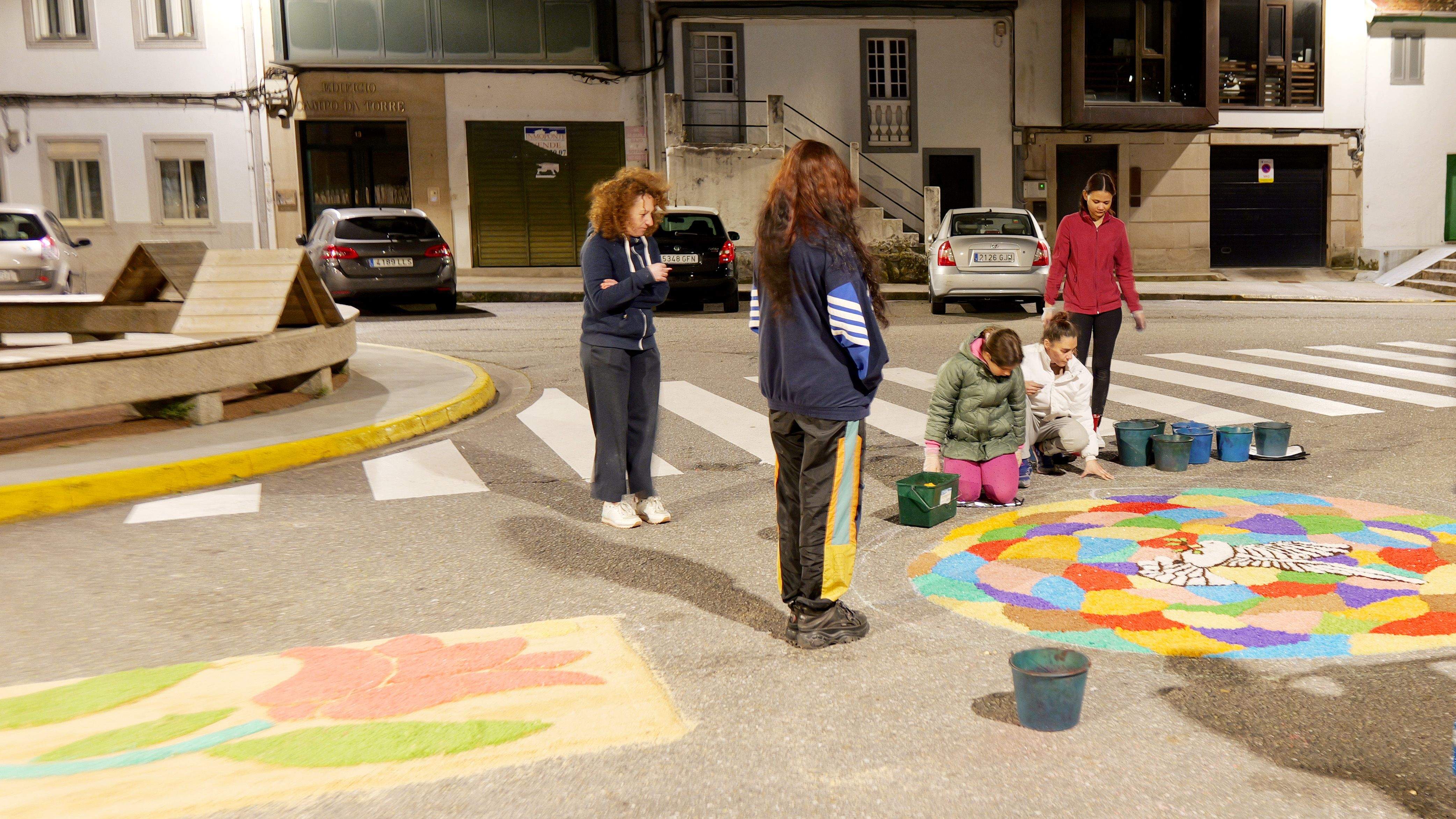 Preparación da alfombra do Viático dos veciños de Campo da Torre Preparación da alfombra do Viático dos veciños de Campo da Torre