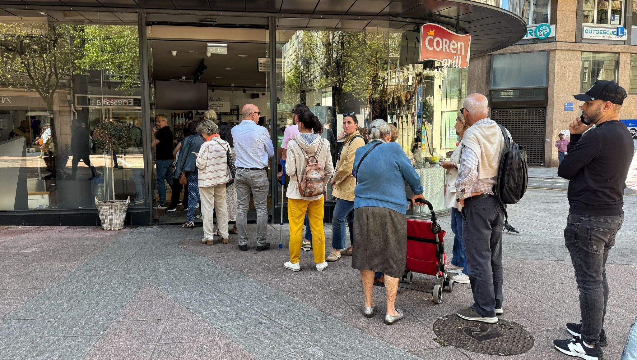 Colas nun establecemento de comida tras o apagón xeralizado