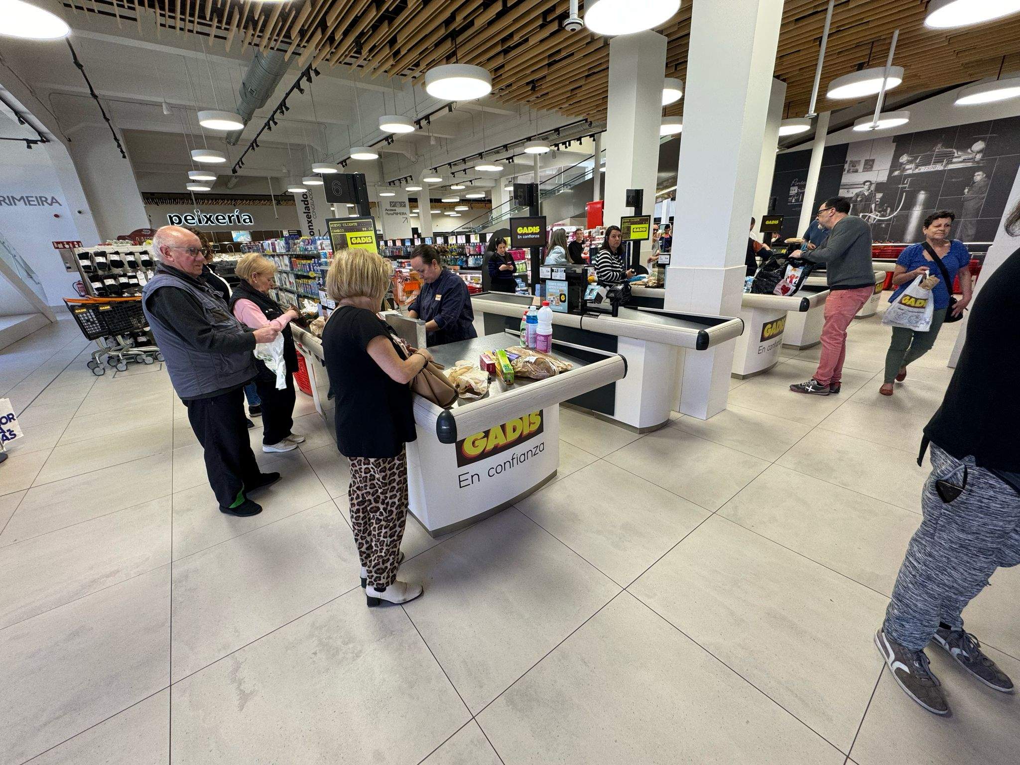 Un supermercado de Pontevedra funcionando durante o apagamento