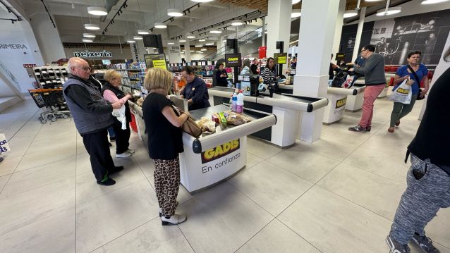 Un supermercado de Pontevedra funcionando durante el apagón Un supermercado de Pontevedra funcionando durante el apagón