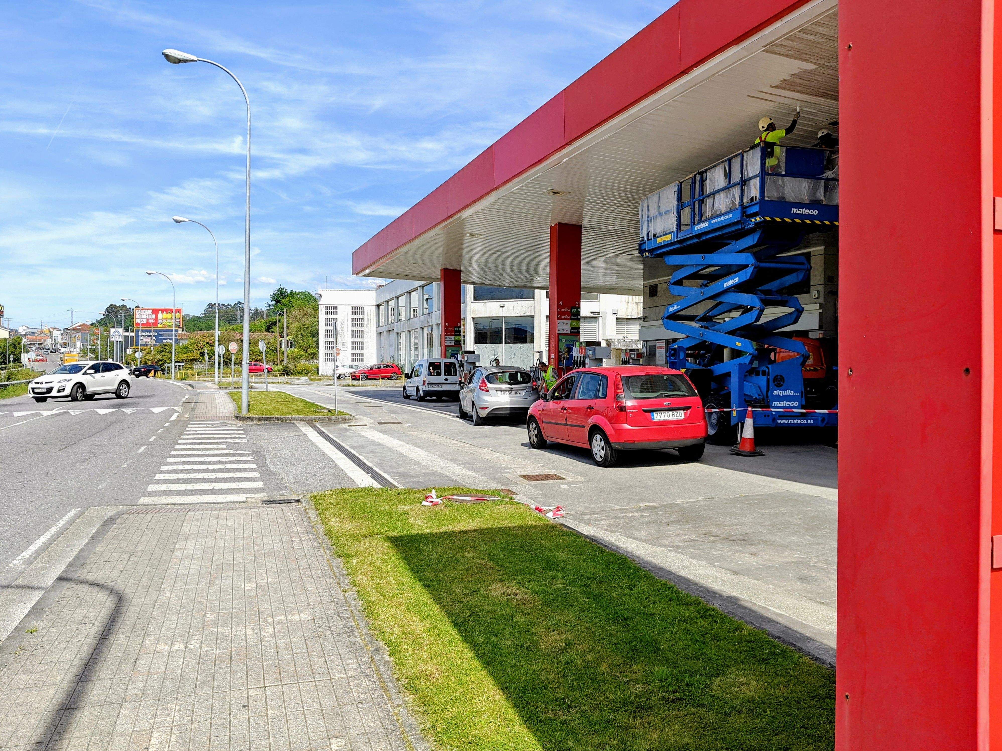 Turismos buscando una gasolinera para repostar Turismos buscando una gasolinera para repostar