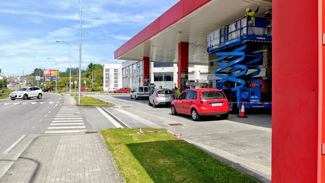 Turismos na procura de combustible Turismos na procura de combustible