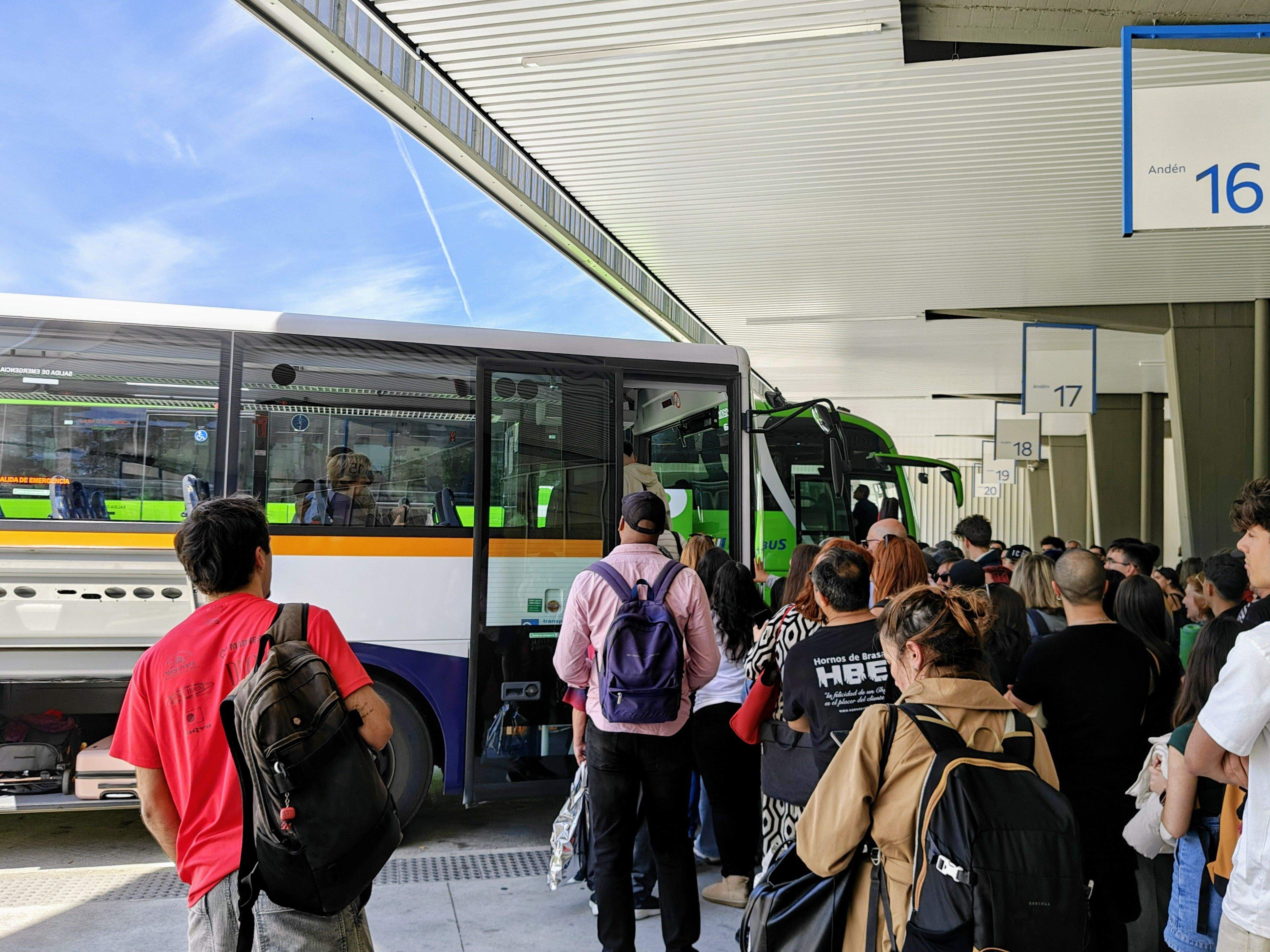 Personas intentando subir al autobús a Vigo Personas intentando subir al autobús a Vigo