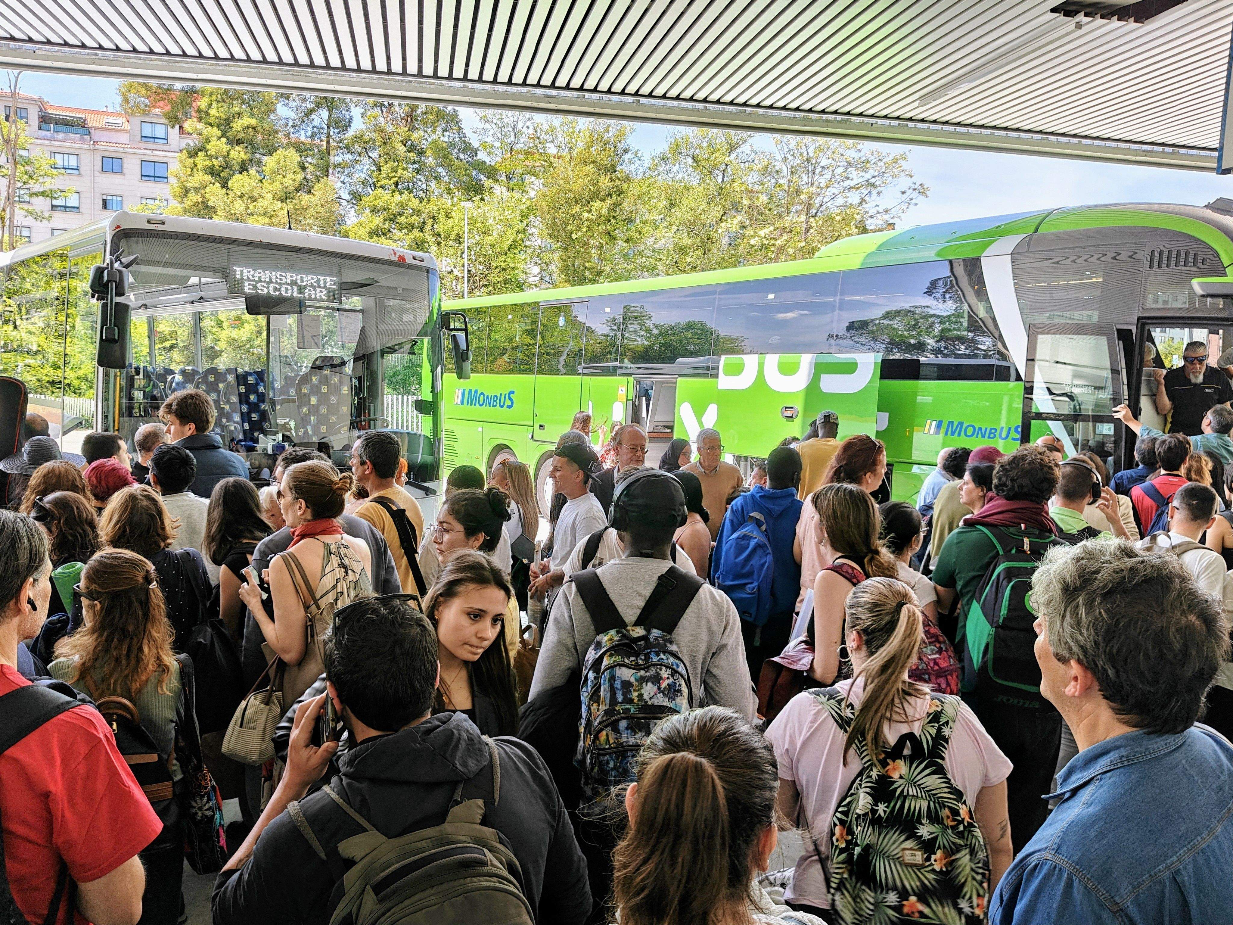 Personas intentando acceder al autobús Personas intentando acceder al autobús