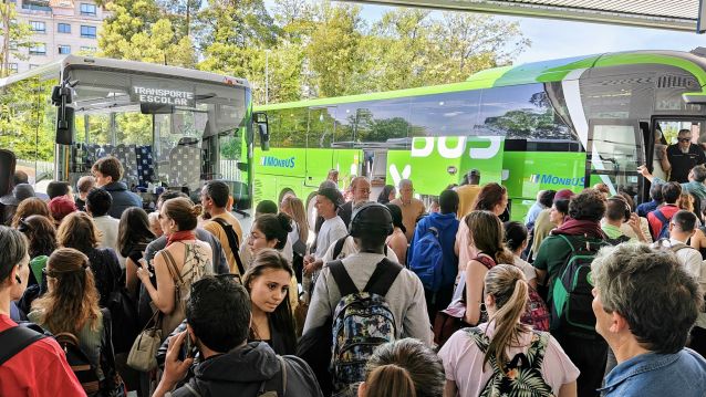 Persoas tentando acceder ao autobús Persoas tentando acceder ao autobús