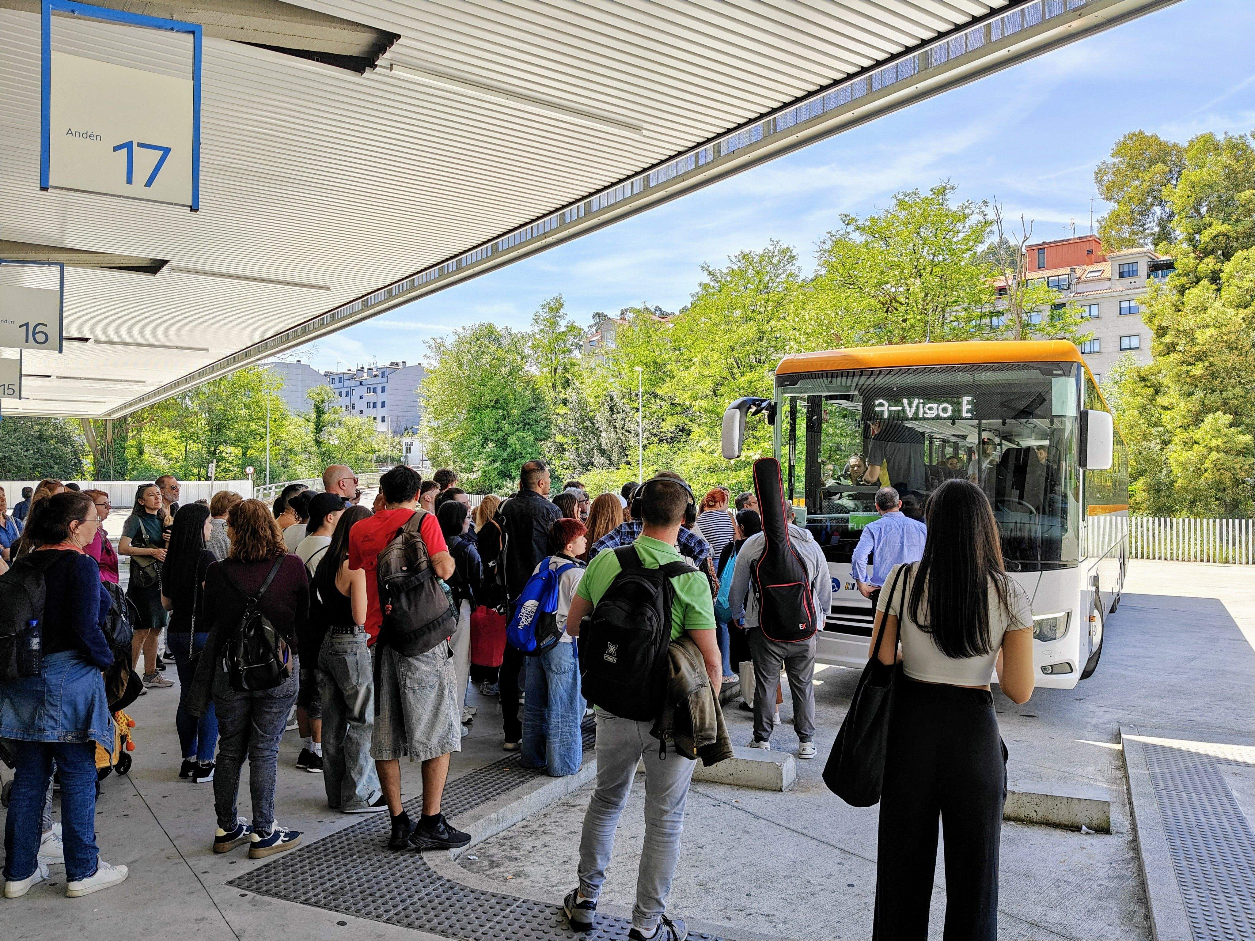 Personas en la estación de autobuses intentando desplazarse Personas en la estación de autobuses intentando desplazarse