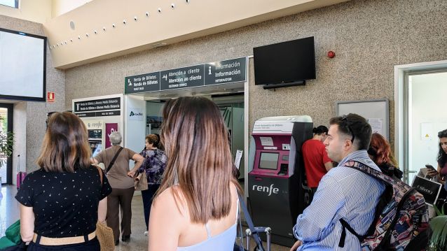 Persoas na estación de trens de Pontevedra na apagada Persoas na estación de trens de Pontevedra na apagada