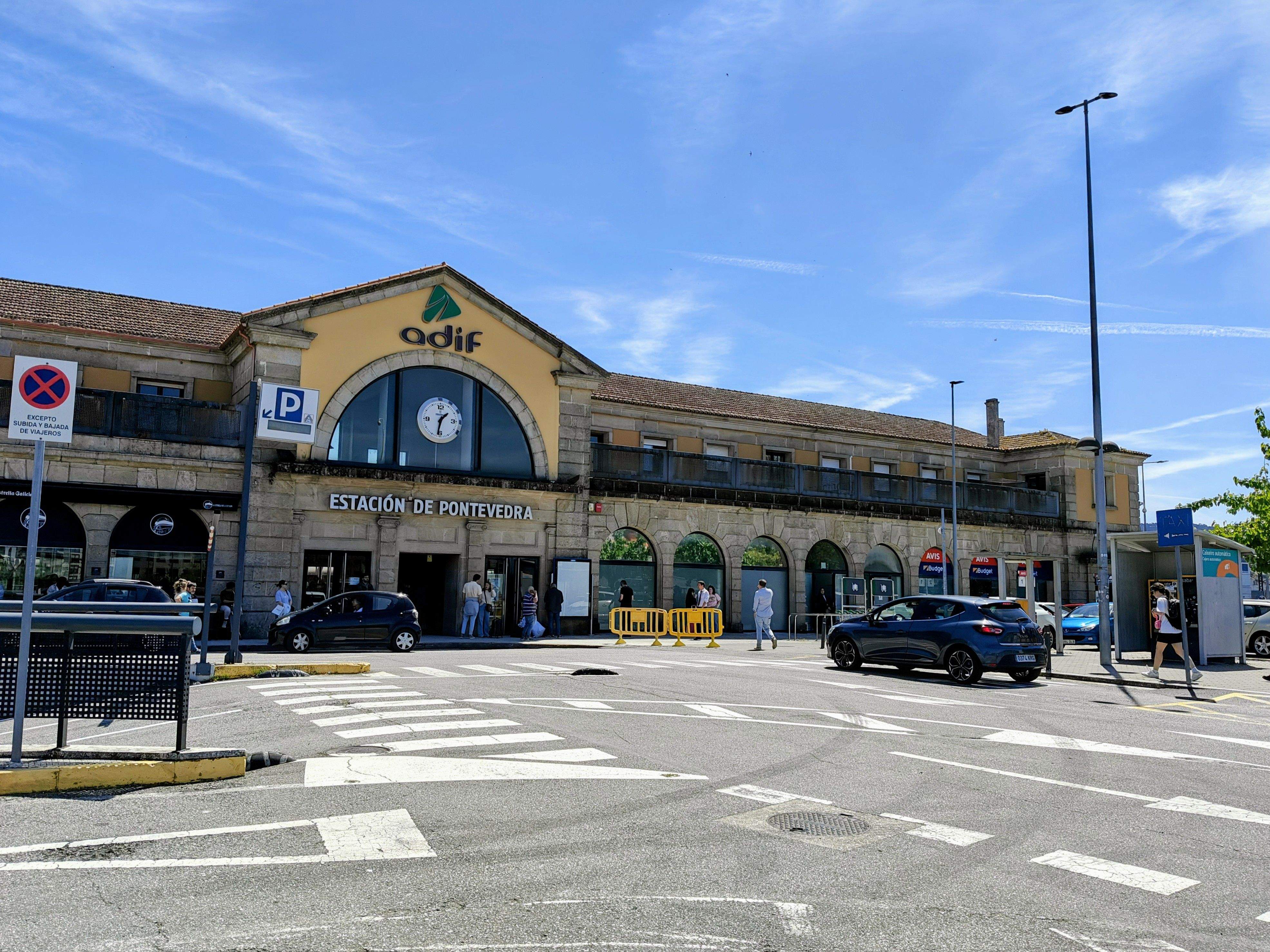 Gente en el entorno de la estación de trenes Gente en el entorno de la estación de trenes