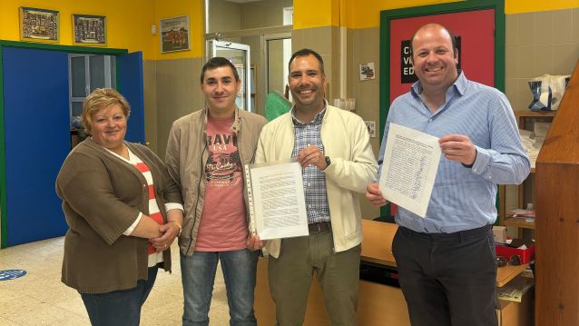 Jacobo Pérez y Manuel Fariña apoyan la recogida de firmas del CEIP San Clemente Jacobo Pérez y Manuel Fariña apoyan la recogida de firmas del CEIP San Clemente