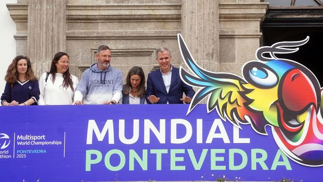 A Casa Consistorial viste de tríatlon a 50 días dos Mundiais Multideporte