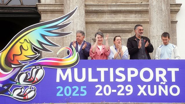 A Casa Consistorial viste de tríatlon a 50 días dos Mundiais Multideporte