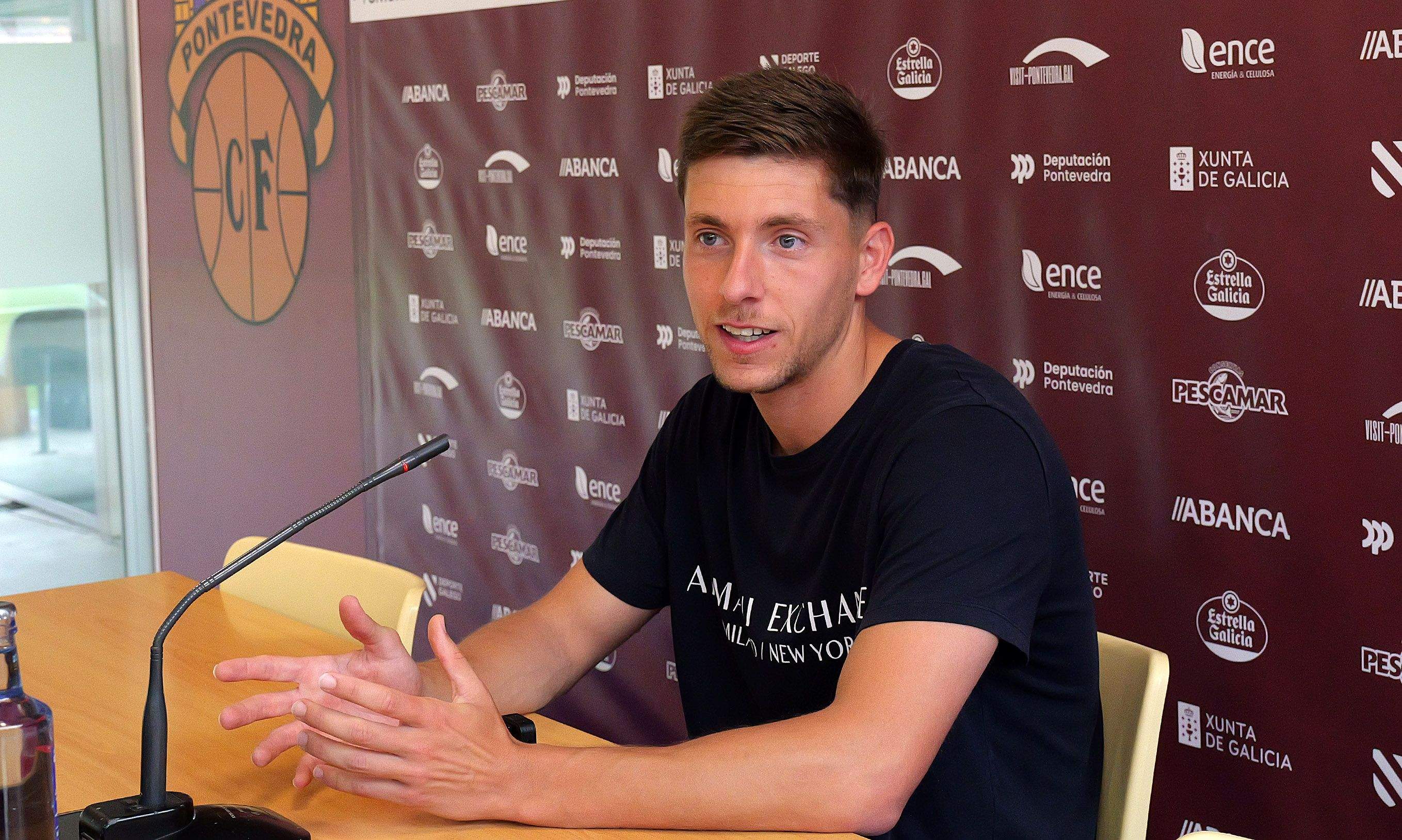 Rolda de prensa de Javi Fontán no Estadio Municipal de Pasarón