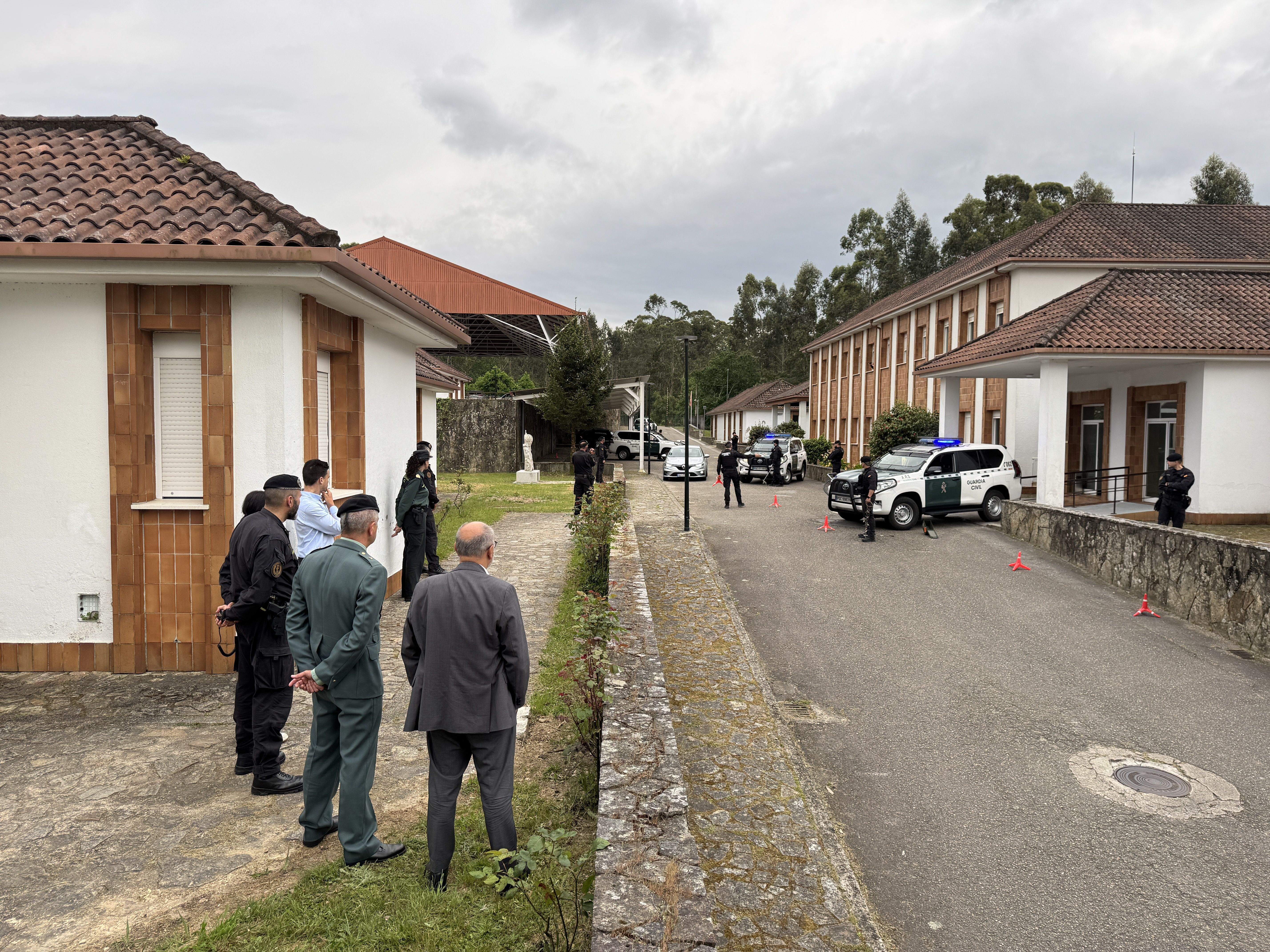 Visita de Abel Losada a la base de Mourente del GRS 7