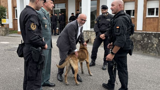 Abel Losada con uno de los perros de la base de Mourente