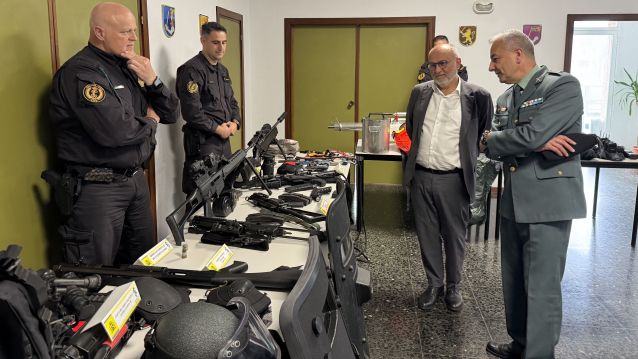 Abel Losada revisa las armas en la base de los GRS 7