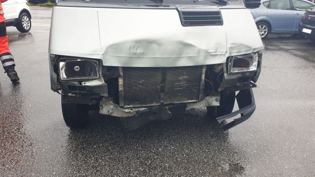 Estado en que quedó uno de los vehículos implicado en el accidente en Castrelo Estado en que quedó uno de los vehículos implicado en el accidente en Castrelo