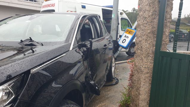 Fue necesario mover el turismo para que la condutora herida pudiera salir Fue necesario mover el turismo para que la condutora herida pudiera salir