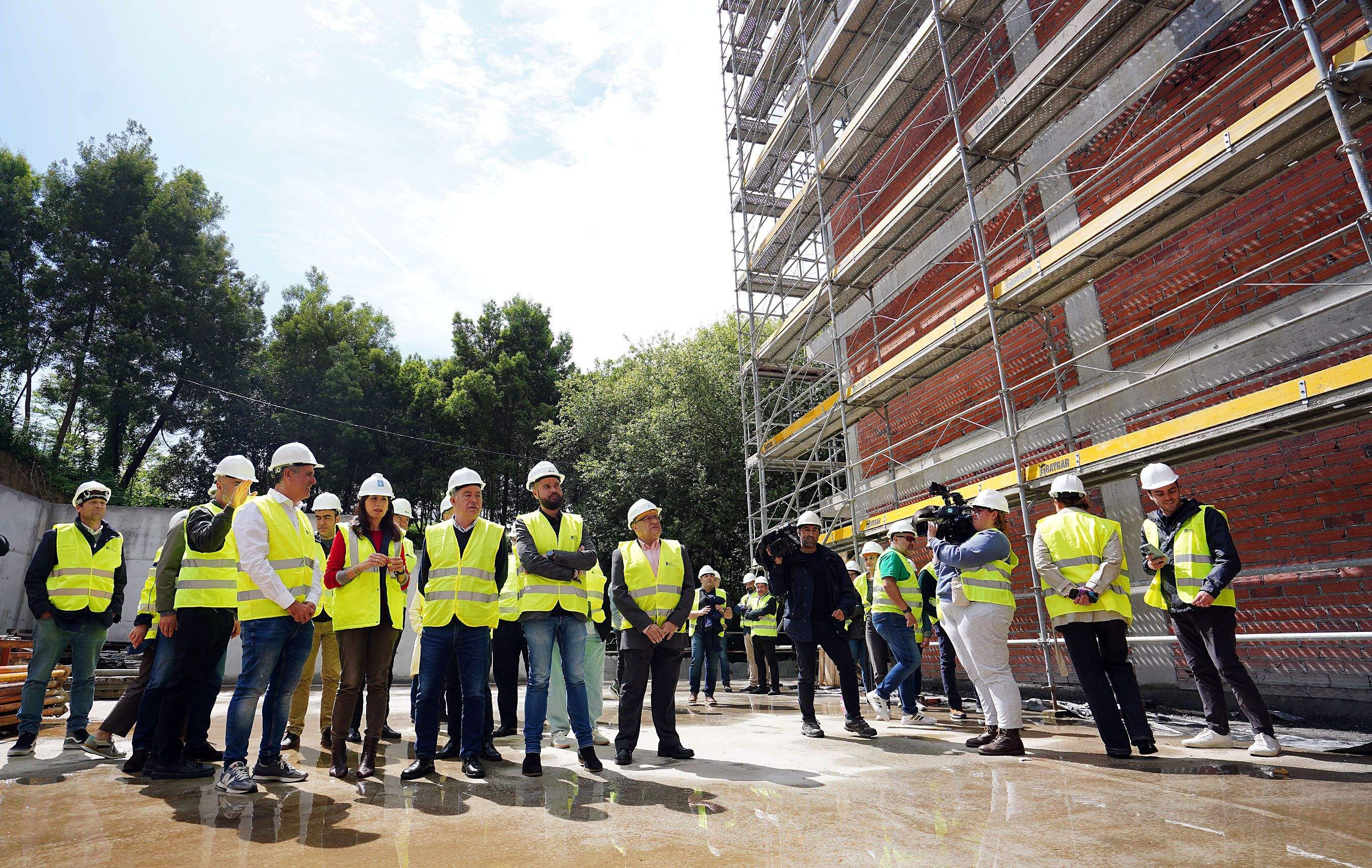 Visita de María Martínez Allegue ás vivendas públicas en construción en Valdecorvos Visita de María Martínez Allegue ás vivendas públicas en construción en Valdecorvos