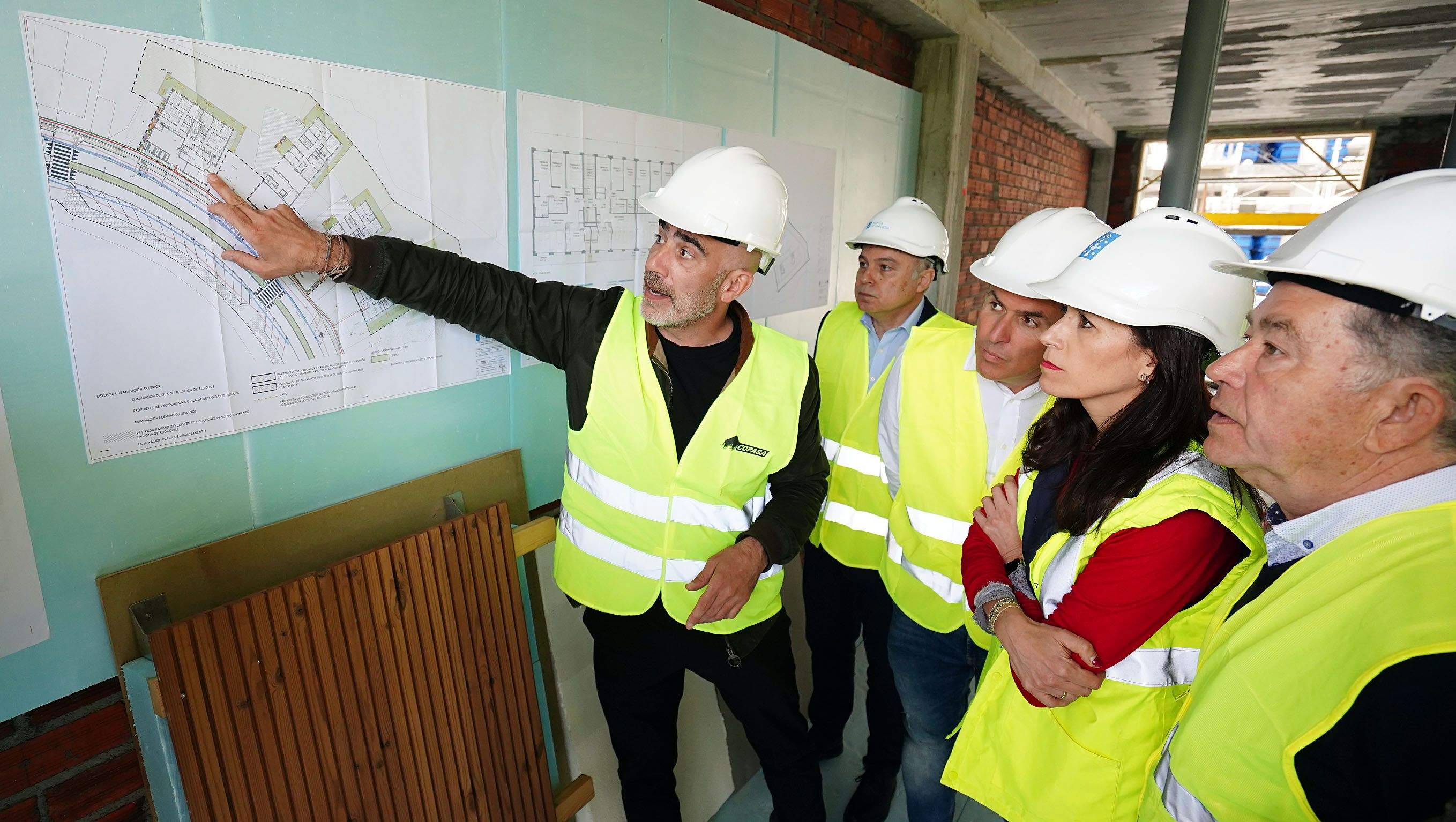 Visita de María Martínez Allegue a las viviendas públicas en construcción en Valdecorvos