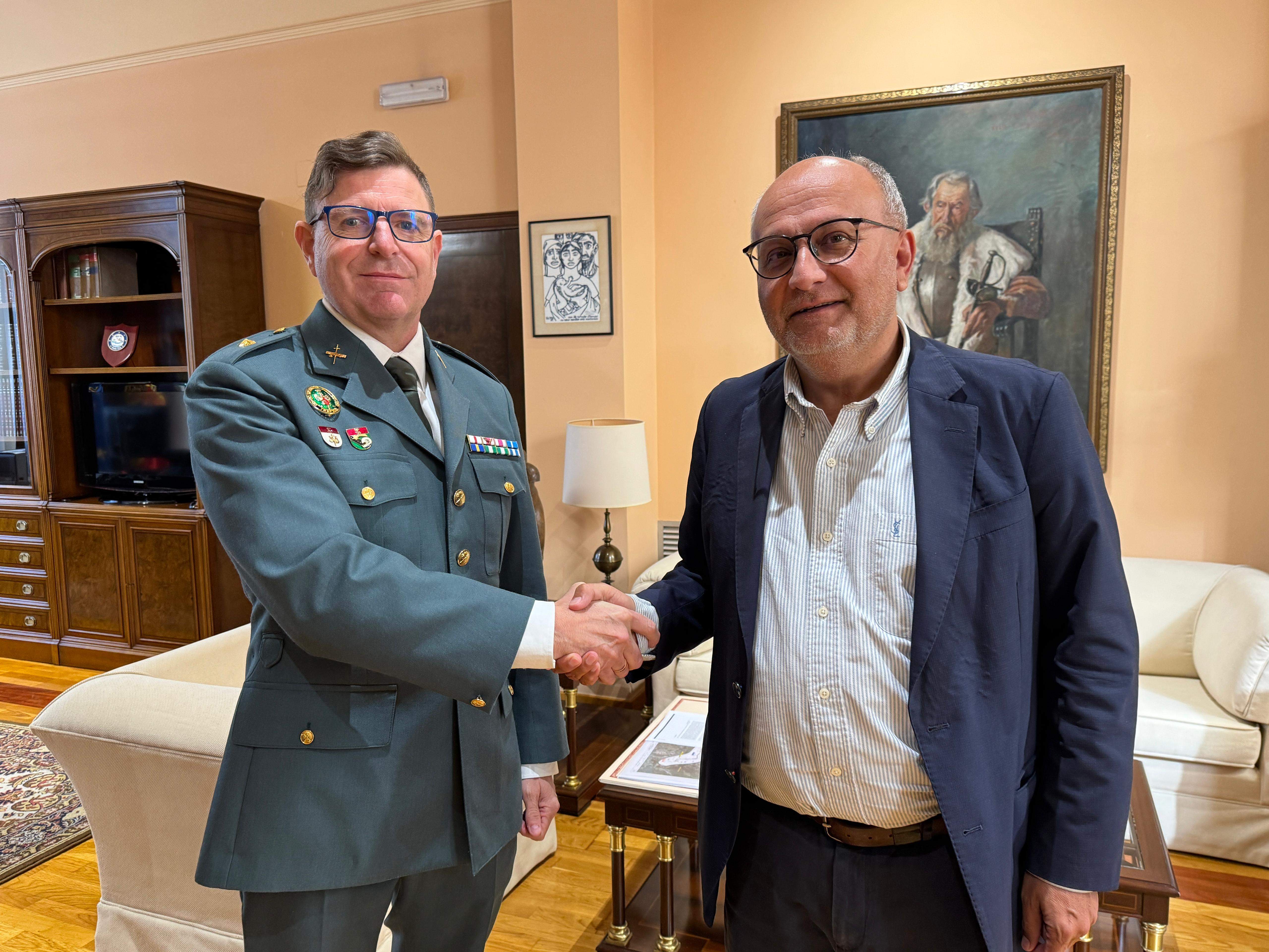 O comandante Martínez Suárez e o subdelegado Abel Losada