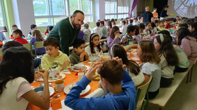César Poza, alcalde de Vilaboa, no comedor do CEP Riomaior