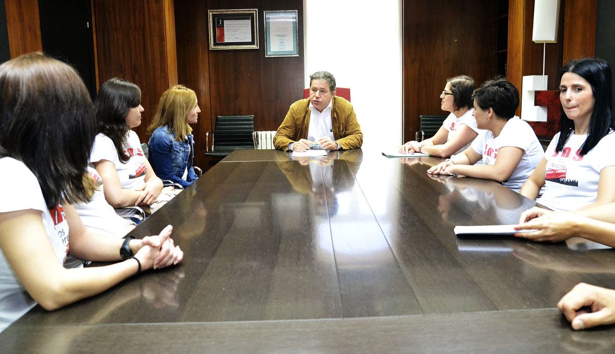 Trabajadoras de Los Telares se reúnen con el alcalde Miguel Anxo Fernández Lores