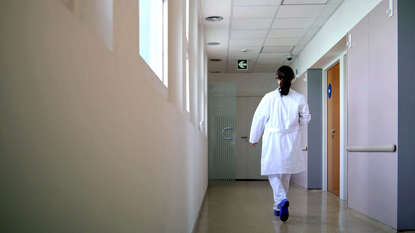 Enfermeira nun centro hospitalario