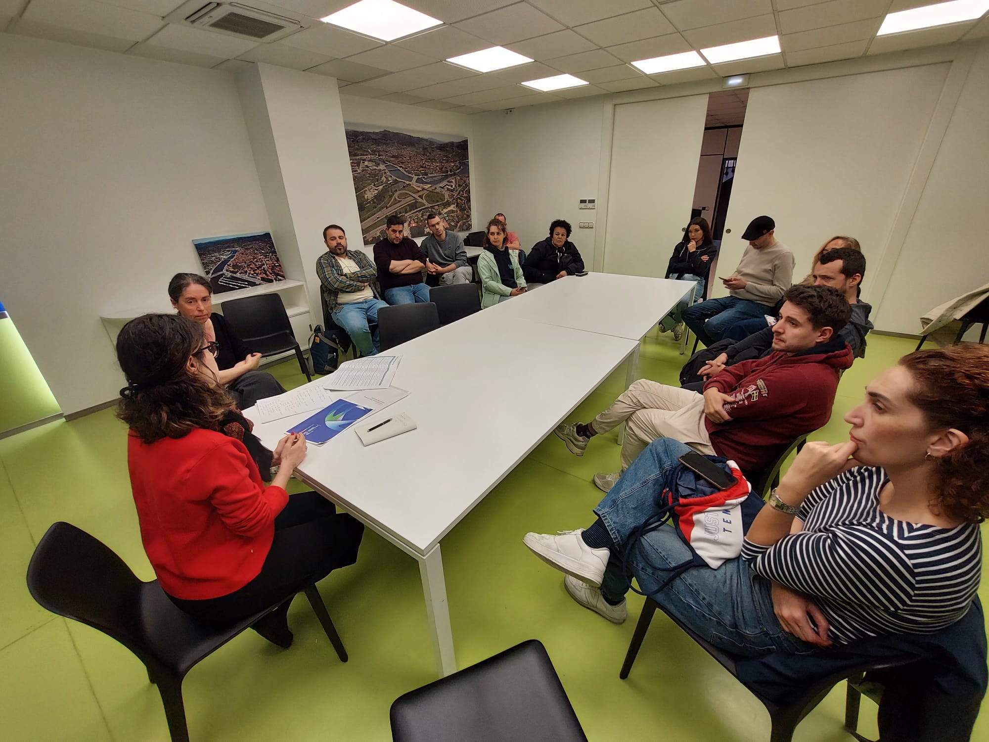 Xuntanza de Anabel Gulías con hostaleiros para falar do Multisport