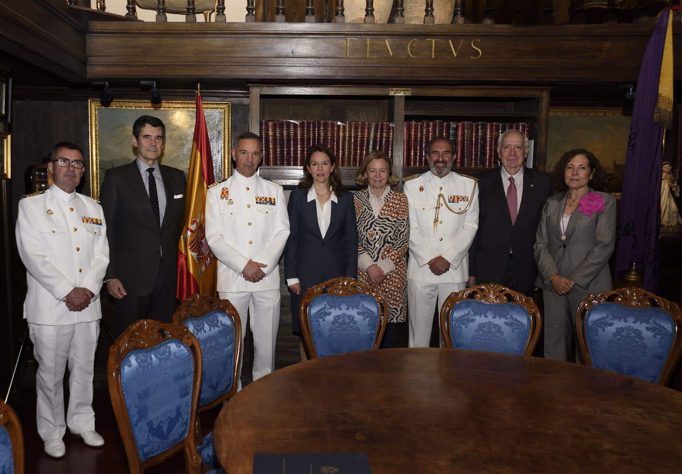 Los asistentes a la firma del convenio de colaboración para impulsar la exposición de Felipe VI en Marín posan en la Cámara del Real Patronato del Museo Naval