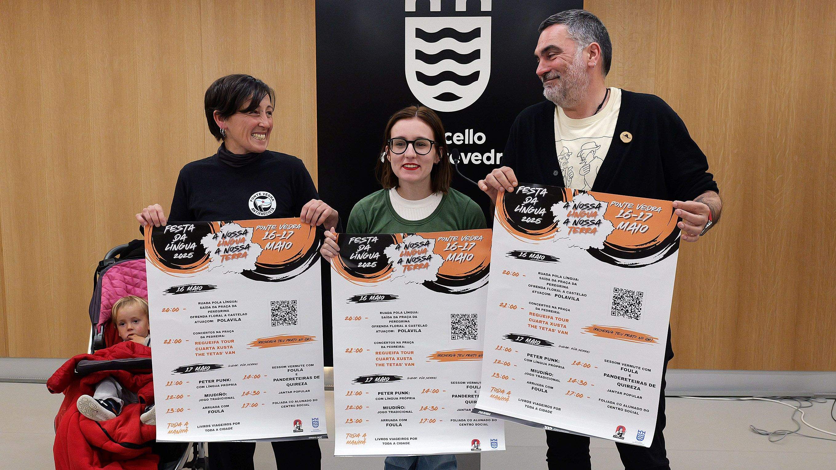 Pomba Longueira y Nuria Díaz, integrantes de la Asociación A Pedreira, y Demetrio Gómez, edil de Normalización Lingüística, presentan la Festa da Lingua 2025