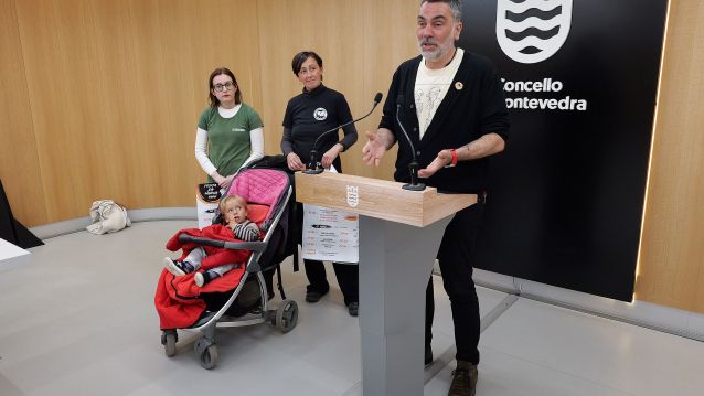 Nuria Díaz e Pomba Longueira, integrantes da Asociación A Pedreira, e Demetrio Gómez, edil de Normalización Lingüística, presentan a Festa da Lingua 2025