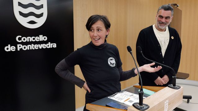Pomba Longueira, integrante da Asociación A Pedreira, e Demetrio Gómez, edil de Normalización Lingüística, presentan a Festa da Lingua 2025