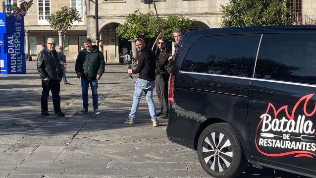 Alberto Chicote grabando 'Batalla de restaurantes' en la Praza da Ferrería