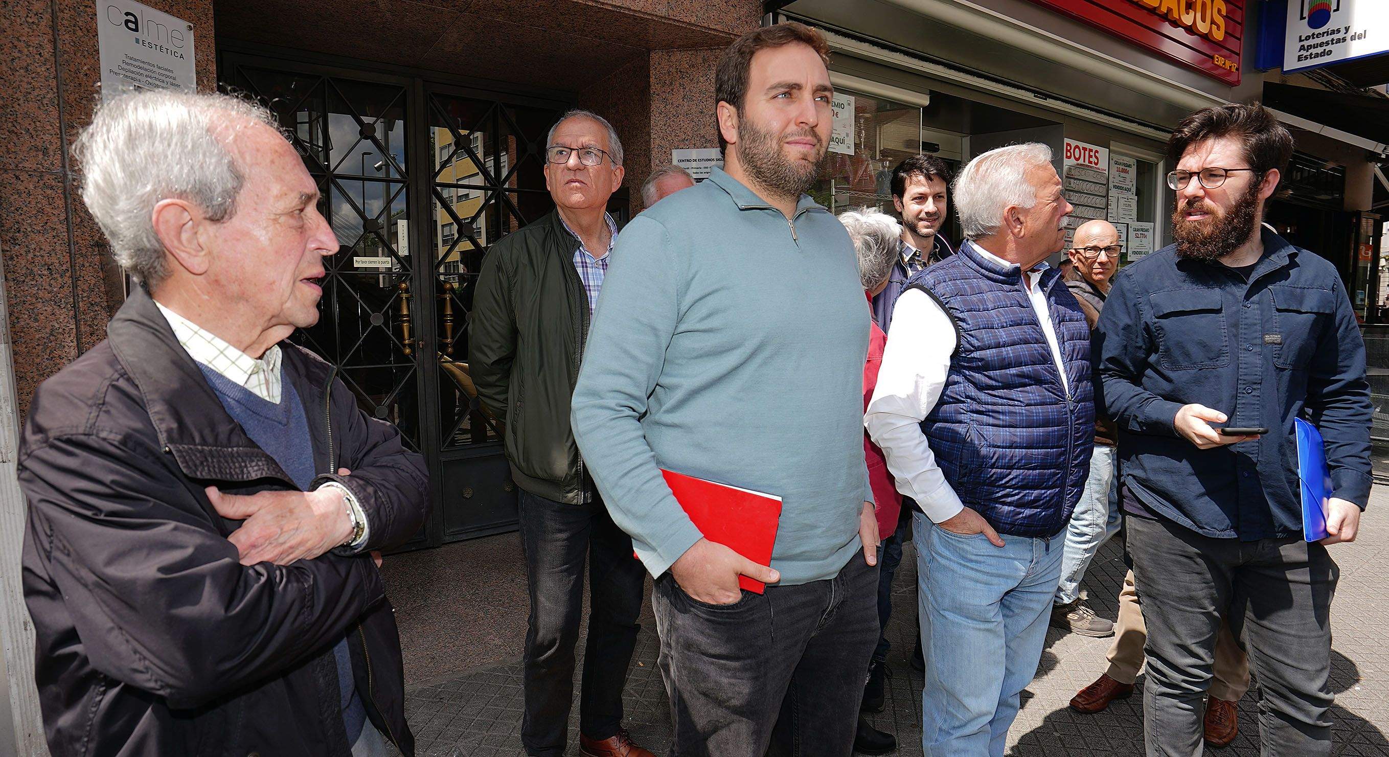Reunión de Ángeles Vázquez, conselleira de Medio Ambiente, cos veciños de Fernando Olmedo Reunión de Ángeles Vázquez, conselleira de Medio Ambiente, cos veciños de Fernando Olmedo