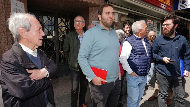 Reunión de Ángeles Vázquez, conselleira de Medio Ambiente, cos veciños de Fernando Olmedo Reunión de Ángeles Vázquez, conselleira de Medio Ambiente, cos veciños de Fernando Olmedo