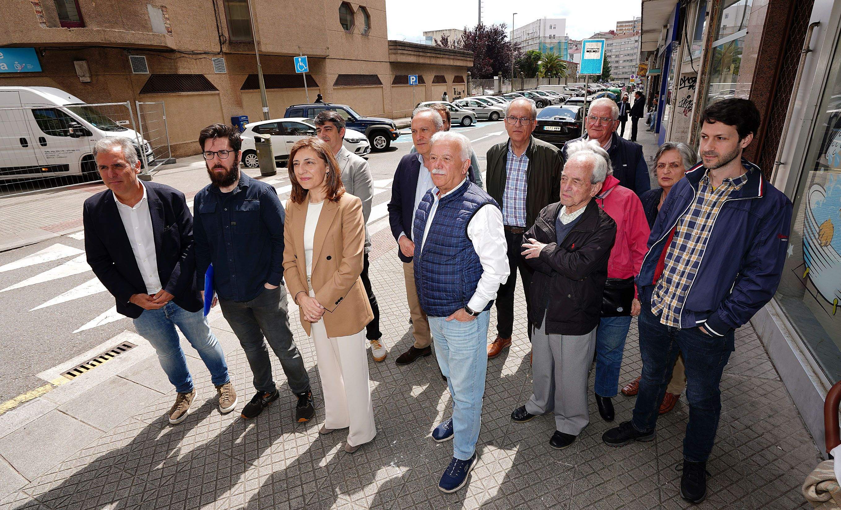 Reunión de Ángeles Vázquez, conselleira de Medio Ambiente, cos veciños de Fernando Olmedo