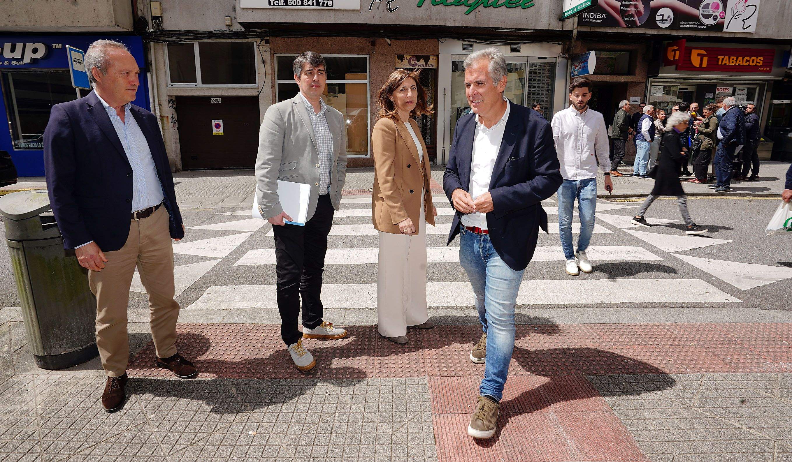 Reunión de Ángeles Vázquez, conselleira de Medio Ambiente, cos veciños de Fernando Olmedo Reunión de Ángeles Vázquez, conselleira de Medio Ambiente, cos veciños de Fernando Olmedo