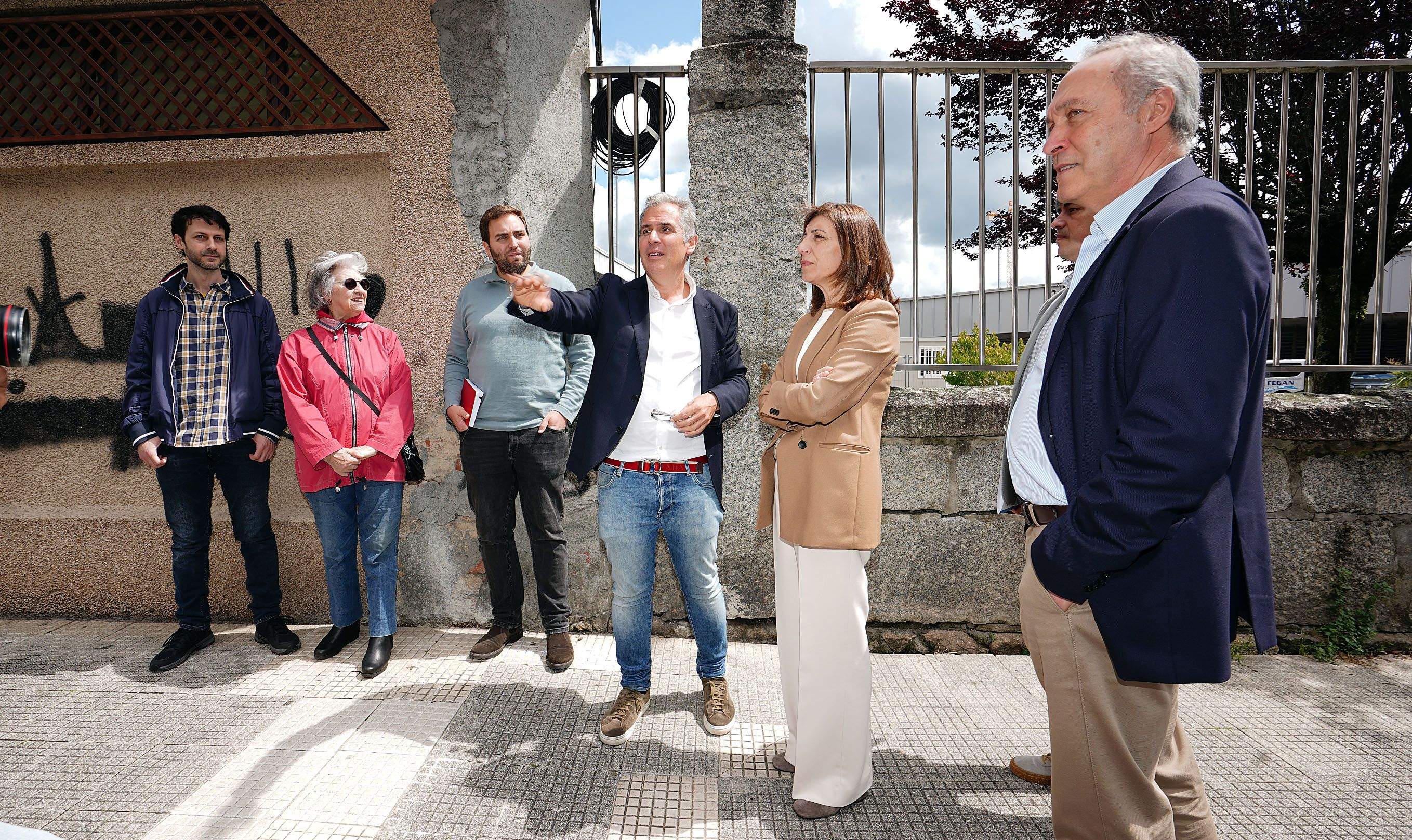 Reunión de Ángeles Vázquez, conselleira de Medio Ambiente, cos veciños de Fernando Olmedo Reunión de Ángeles Vázquez, conselleira de Medio Ambiente, cos veciños de Fernando Olmedo