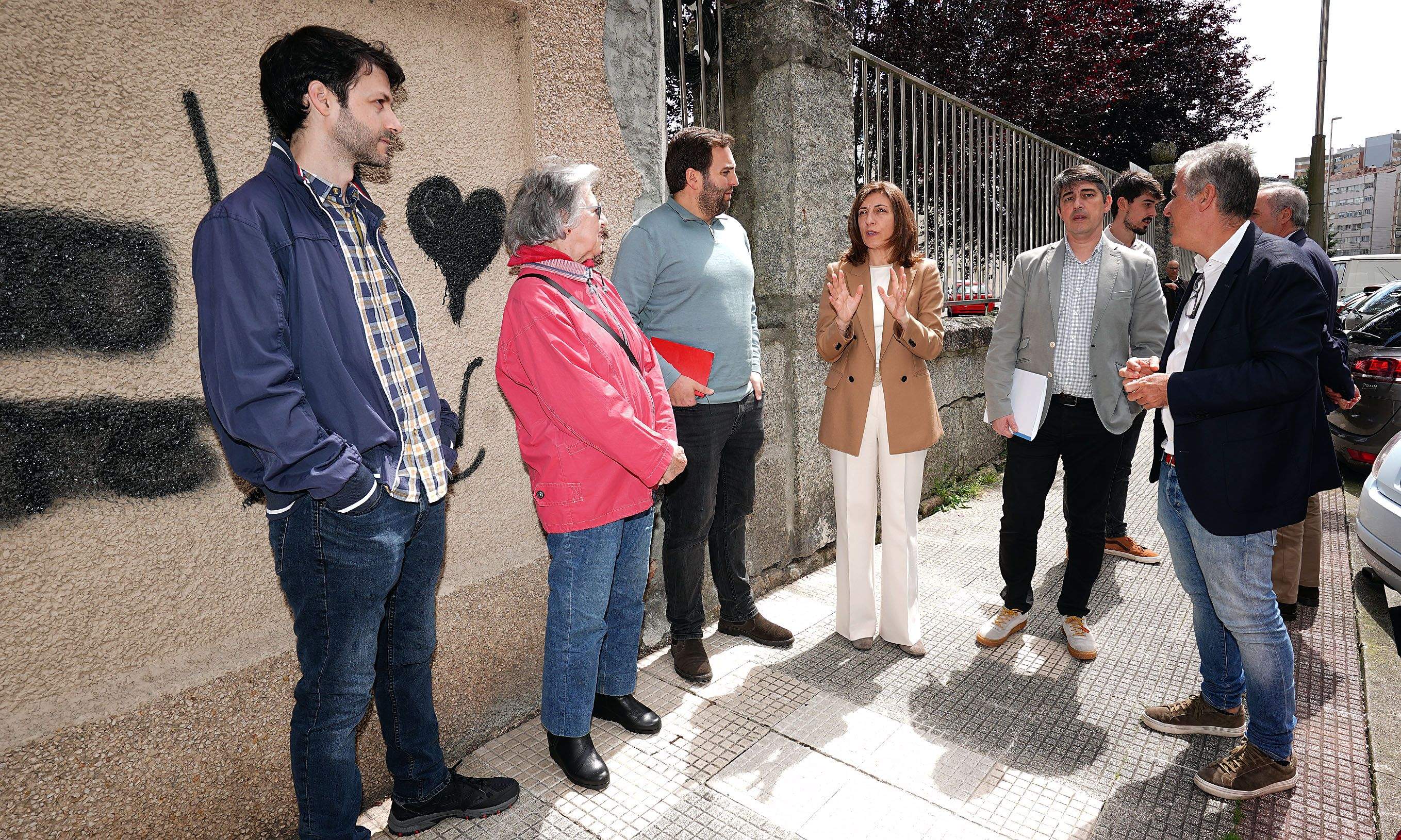 Reunión de Ángeles Vázquez, conselleira de Medio Ambiente, cos veciños de Fernando Olmedo Reunión de Ángeles Vázquez, conselleira de Medio Ambiente, cos veciños de Fernando Olmedo
