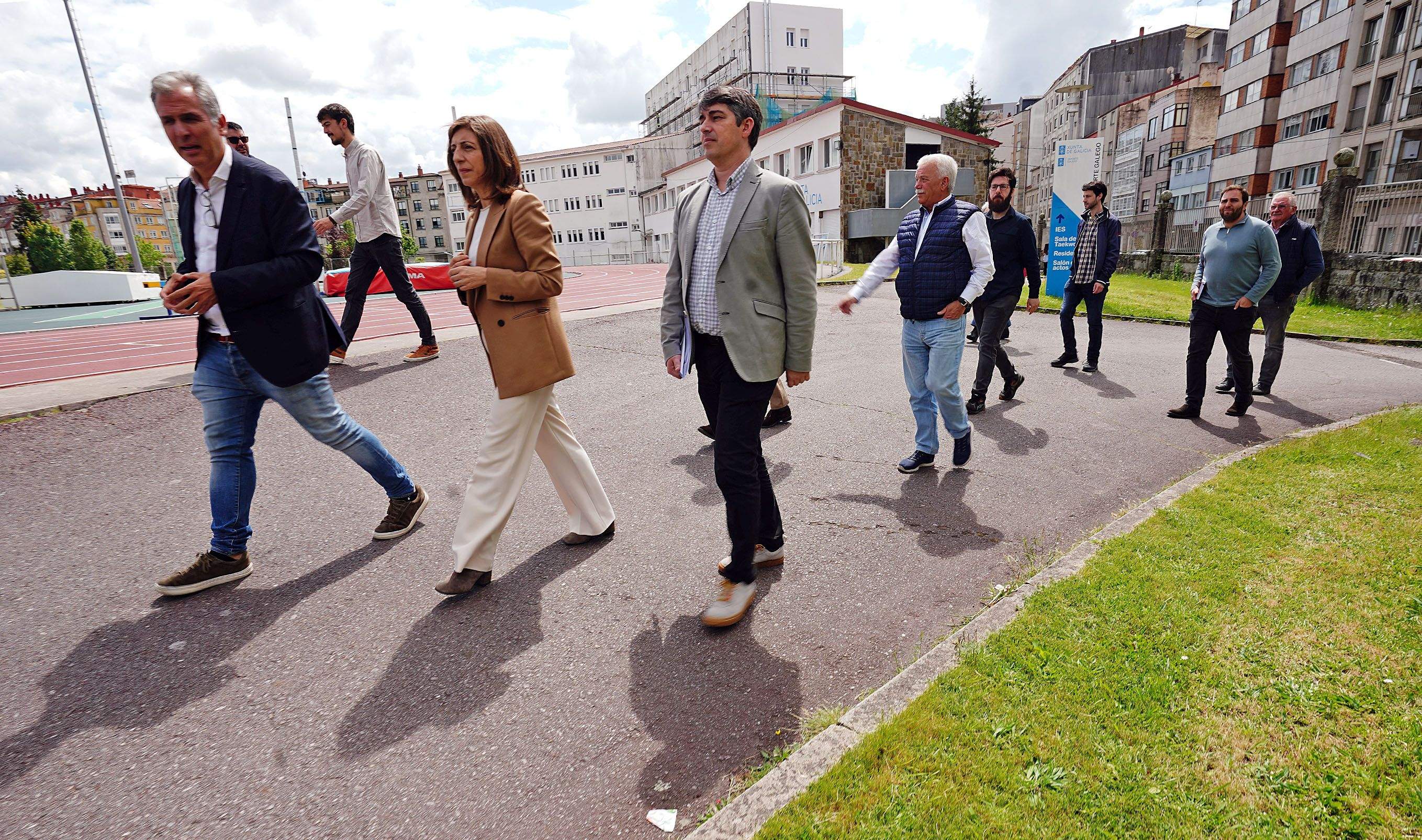 Reunión de Ángeles Vázquez, conselleira de Medio Ambiente, cos veciños de Fernando Olmedo Reunión de Ángeles Vázquez, conselleira de Medio Ambiente, cos veciños de Fernando Olmedo