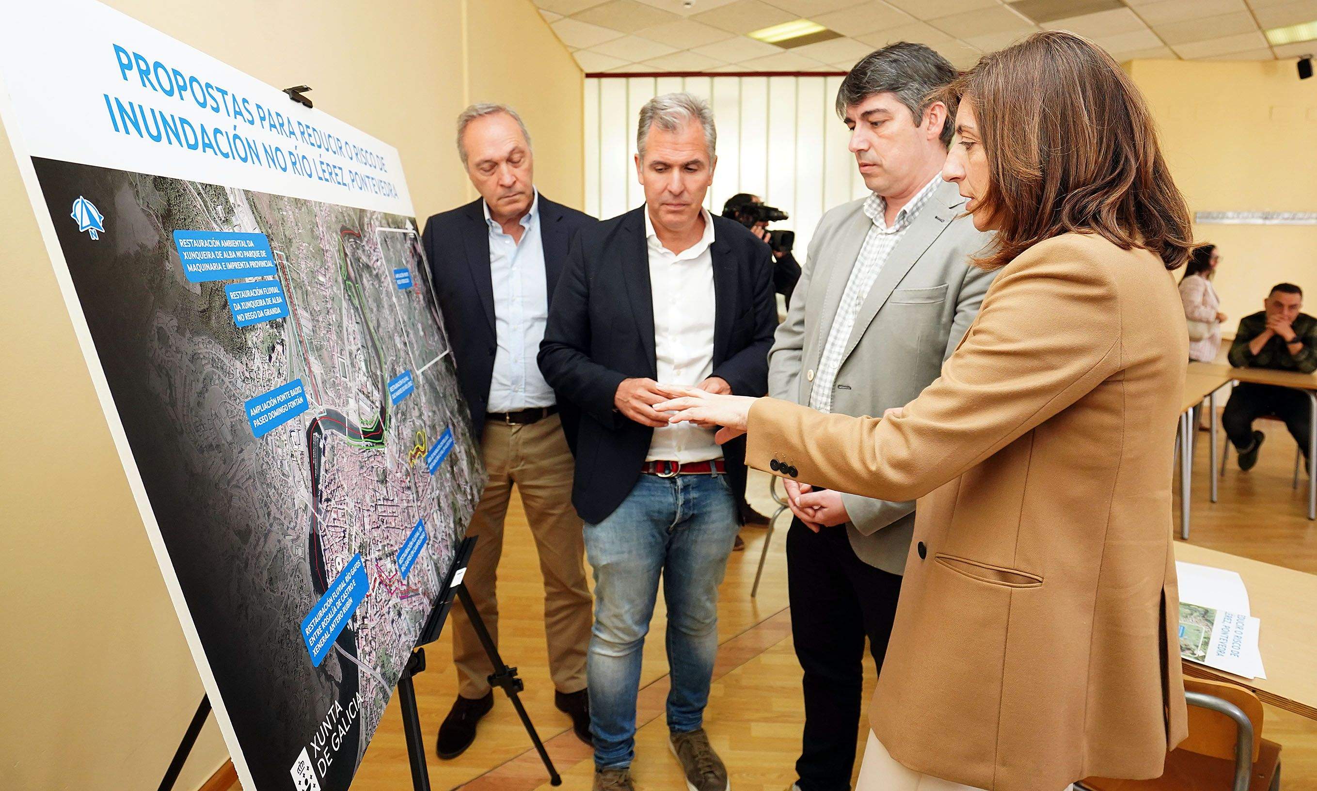 Reunión de Ángeles Vázquez, conselleira de Medio Ambiente, cos veciños de Fernando Olmedo Reunión de Ángeles Vázquez, conselleira de Medio Ambiente, cos veciños de Fernando Olmedo