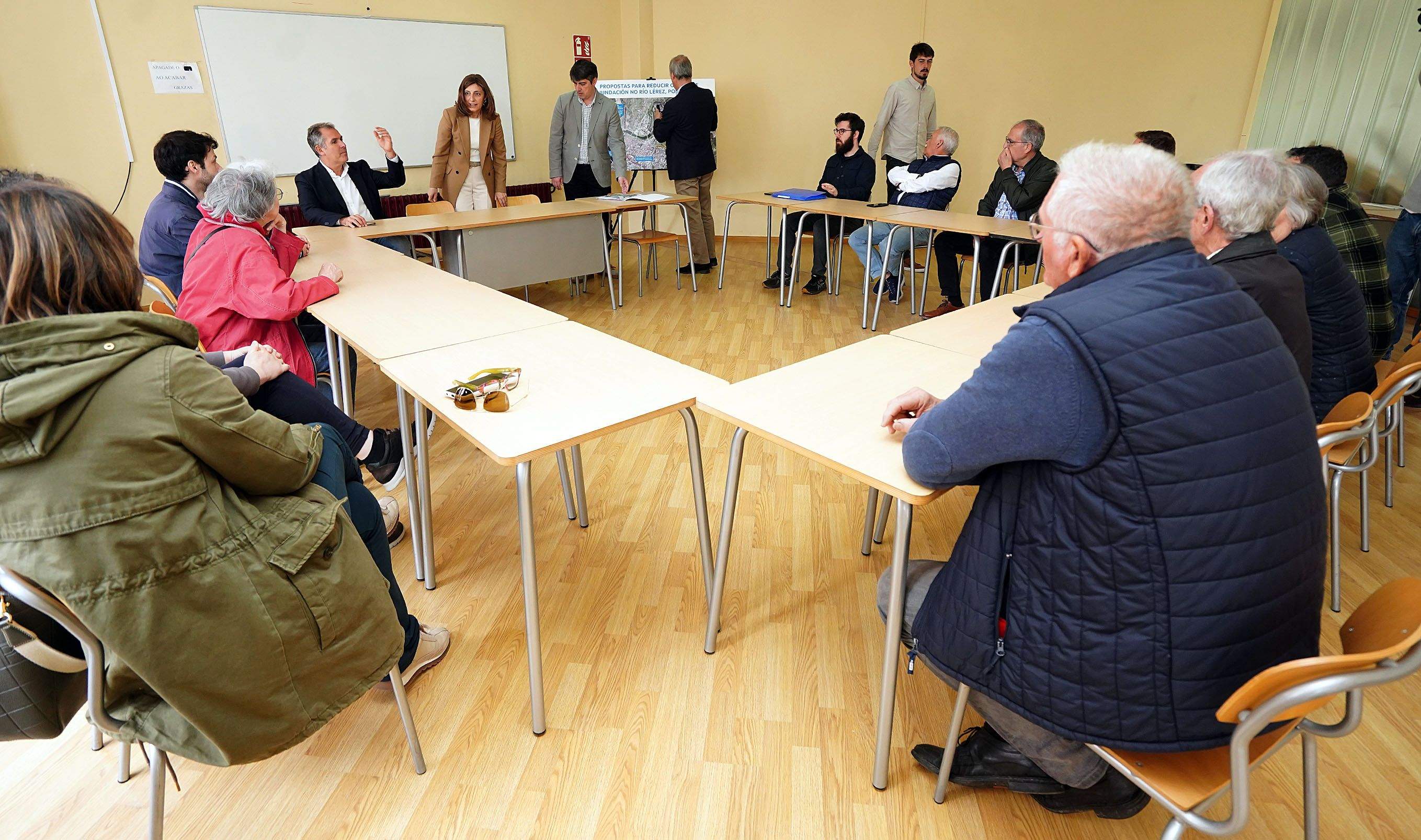 Reunión de Ángeles Vázquez, conselleira de Medio Ambiente, cos veciños de Fernando Olmedo Reunión de Ángeles Vázquez, conselleira de Medio Ambiente, cos veciños de Fernando Olmedo