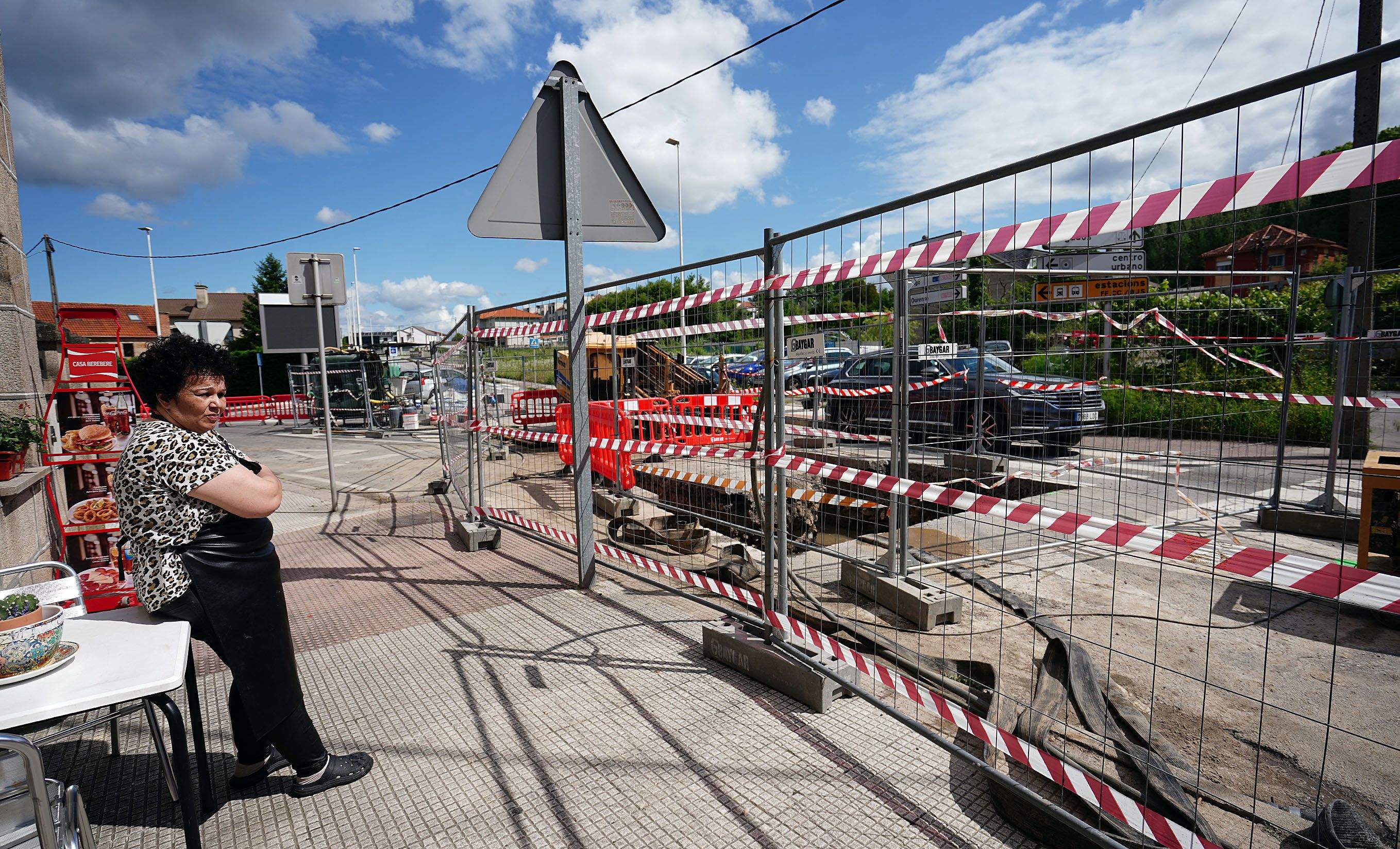 Hfda Asebban, propietaria de Casa BereBeres, contempla cómo las obras impiden la entrada a su negocio