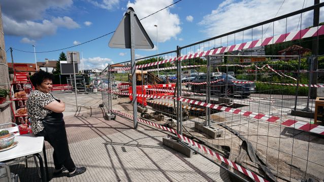 Hfda Asebban, propietaria de Casa BereBeres, contempla cómo las obras impiden la entrada a su negocio