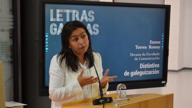 Emma Torres, tras recibir o distintivo Gal Ego